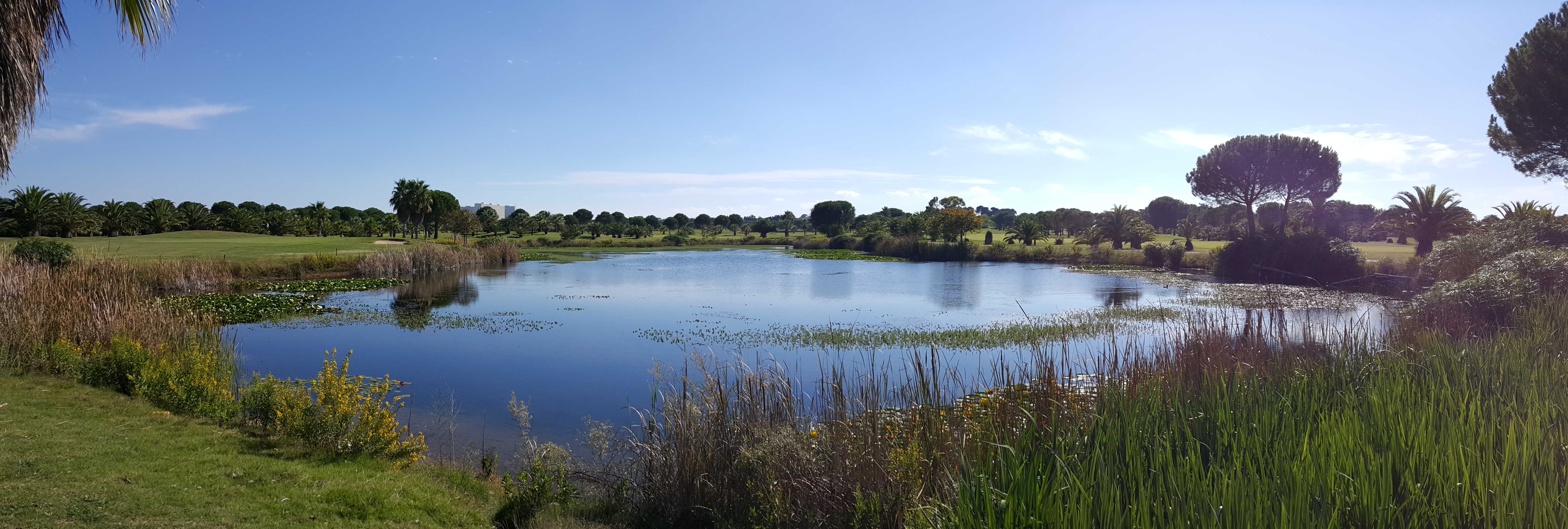 Lago e campo del Barialto Golf Club in Puglia
